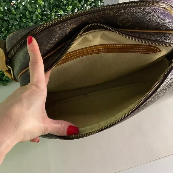 Louis Vuitton Reporter PM Monogram Crossbody Bag - Picture 6 of 9